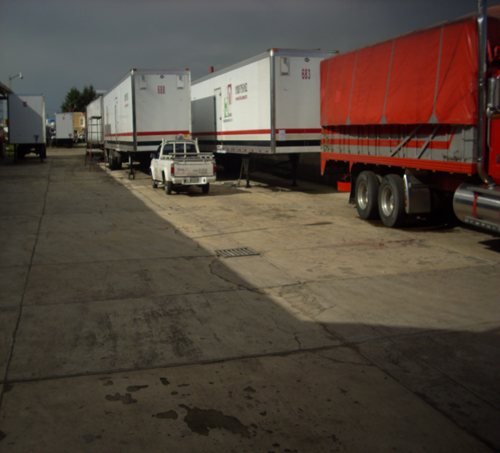 Unidades estacionadas en el exterior del taller